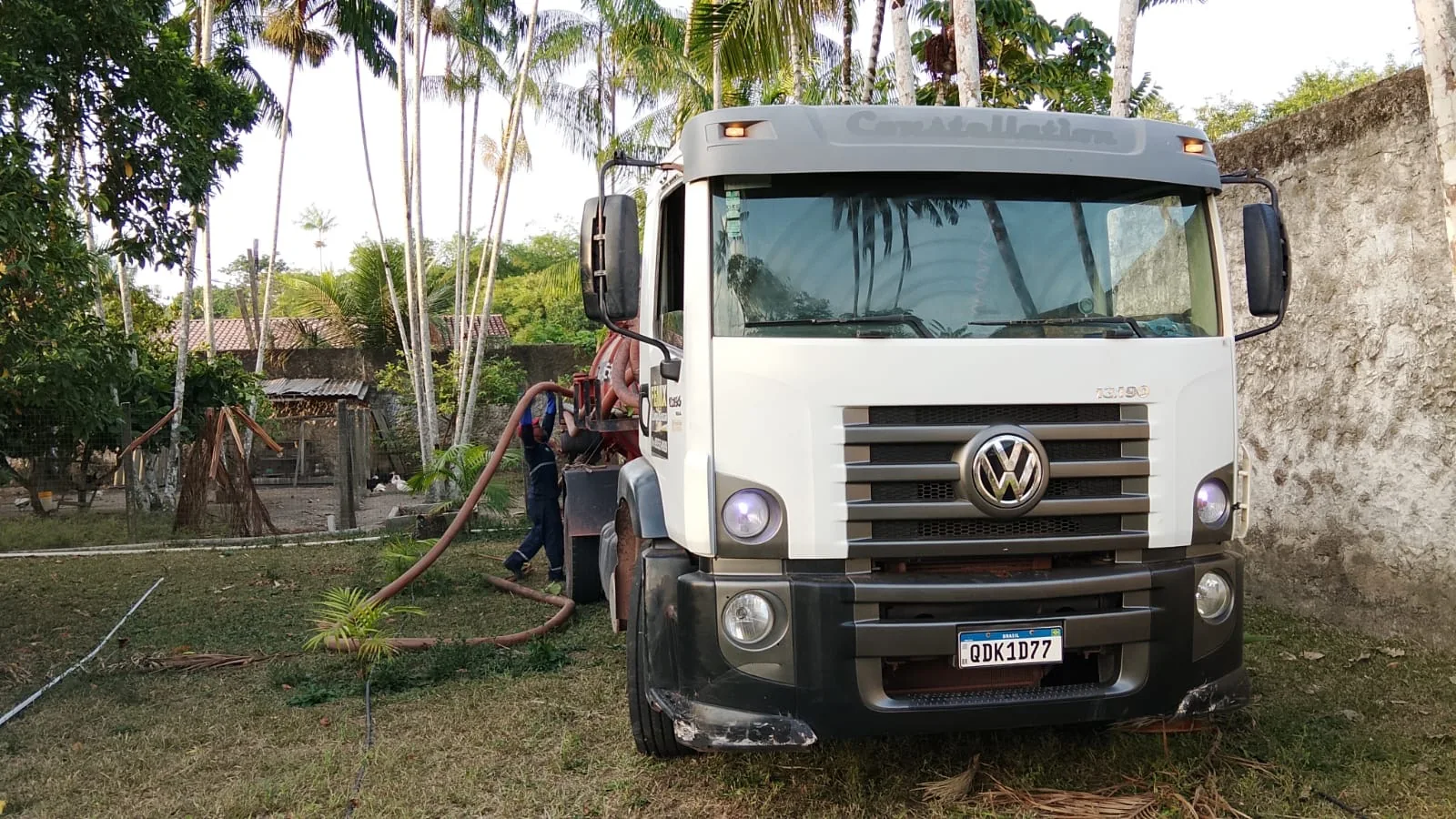 Caminhão limpa fossa da Fênix durante atendimento