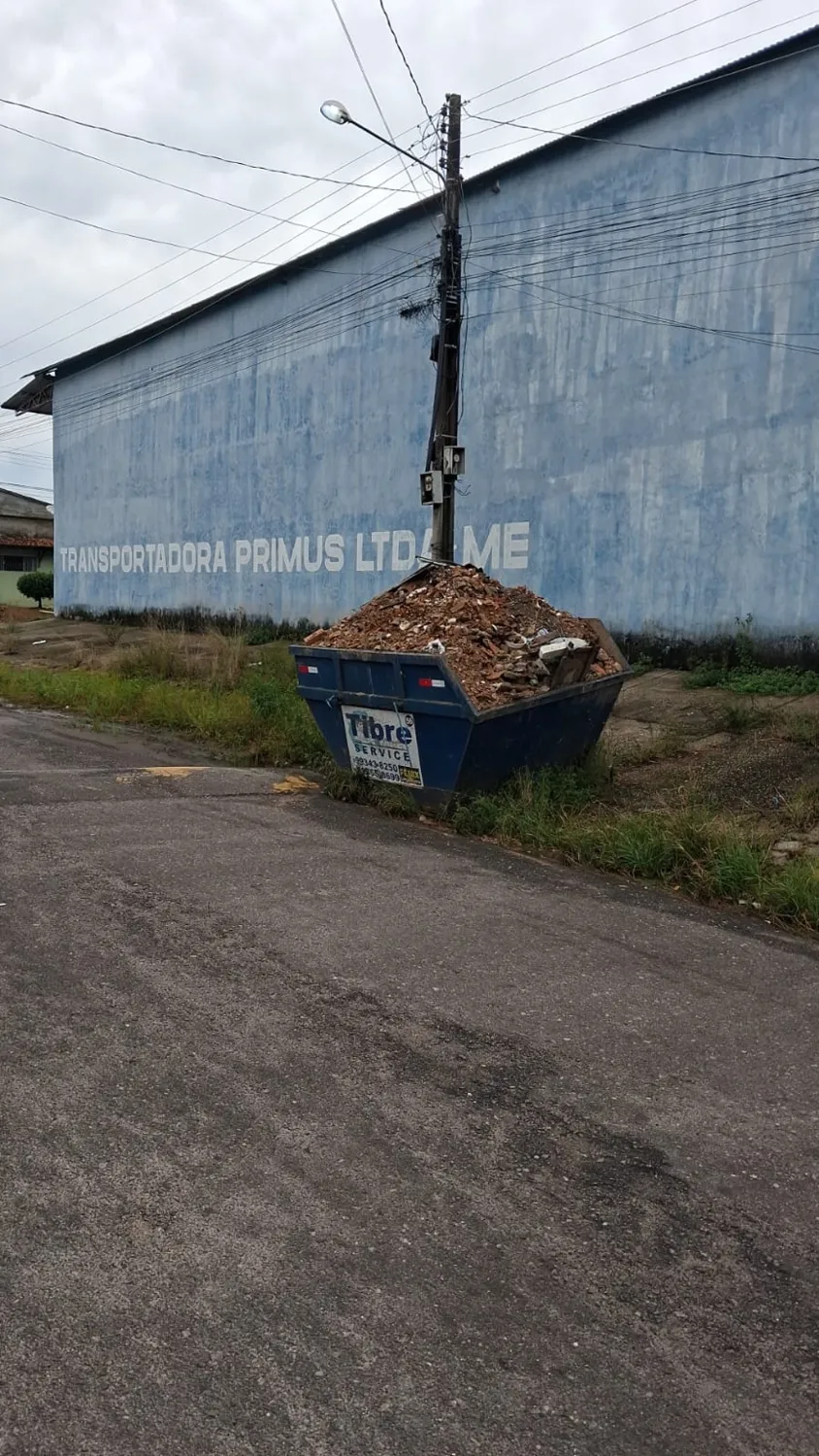 Caçambas e caminhões da Tibre Service